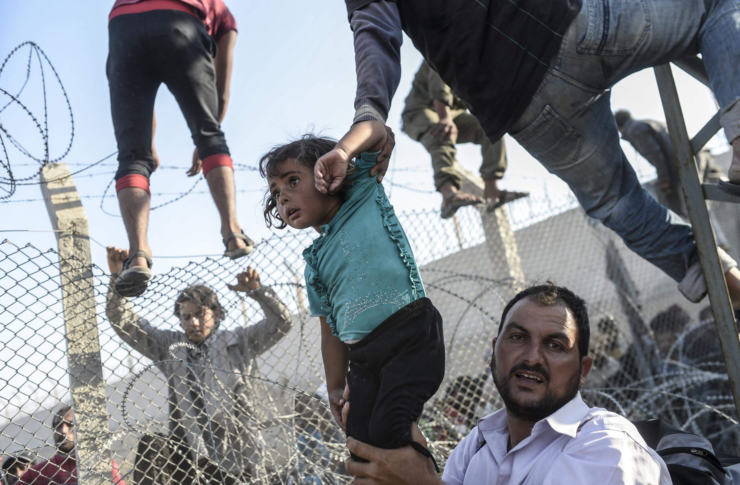 Broken Border - por Bulent Kilic Travessia da fronteira da Turquia por refugiados sírios