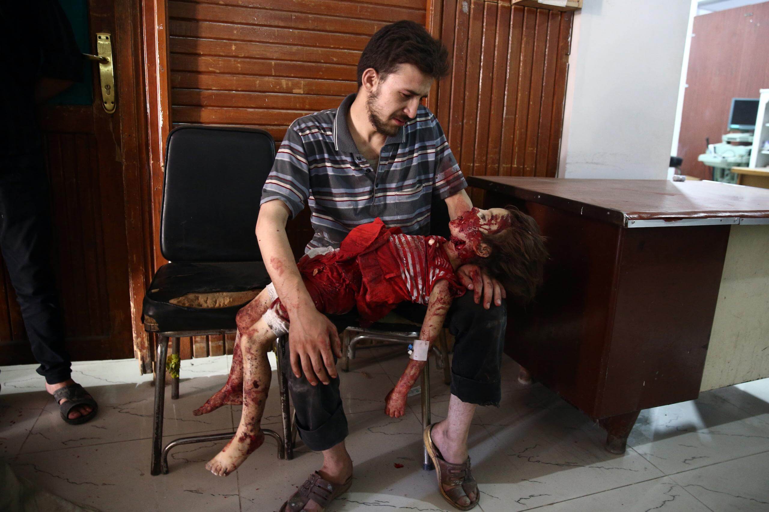 Douma’s Children - por Abd Doumany (segunda foto da série, caso você acesse a página) Homem segurando o corpo da filha, morta em ataque aéreo - Síria
