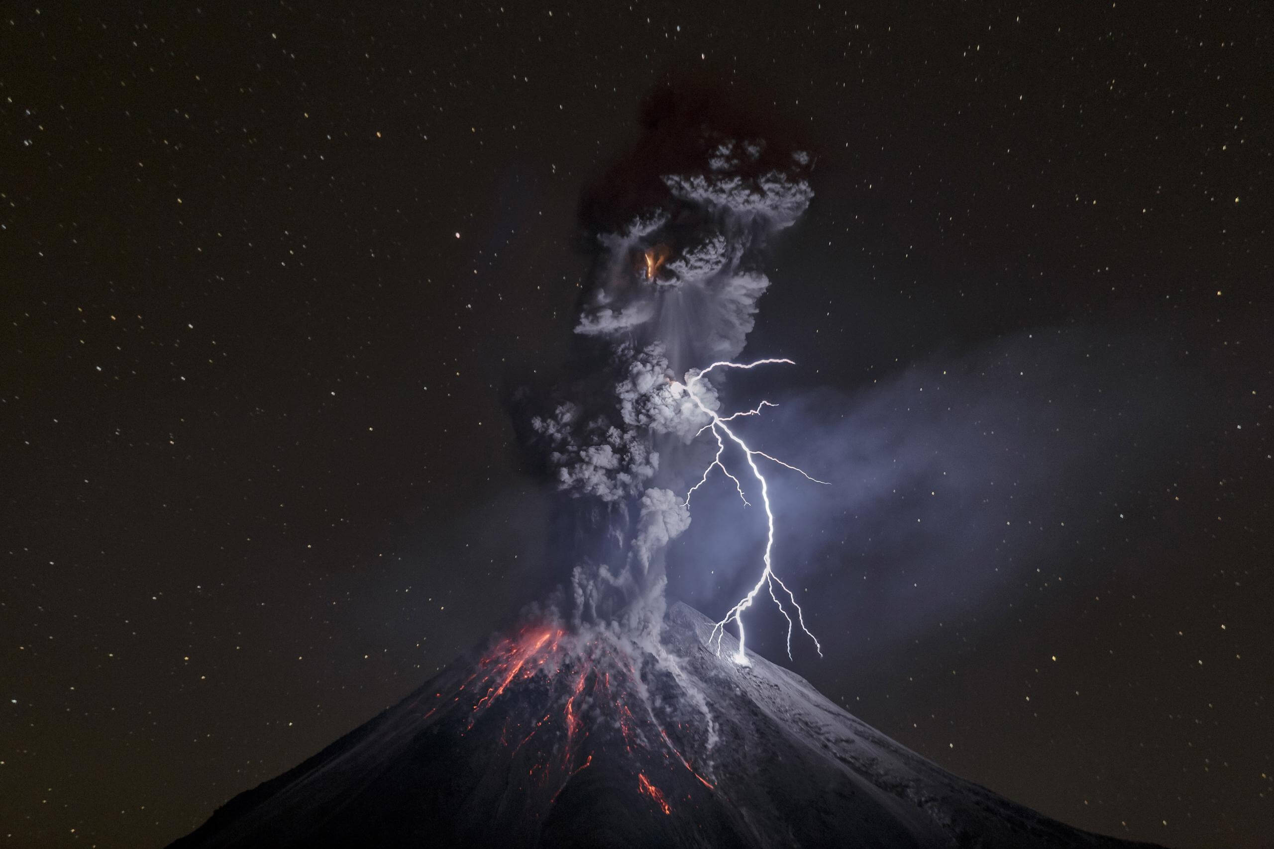 The Power of Nature - por Sergio Tapiro Vulcão Colima, México